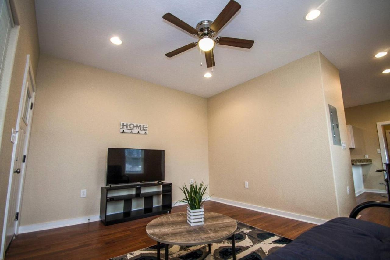 Hackberry St #b Renovated 2br Near Downtown Sa Apartment *